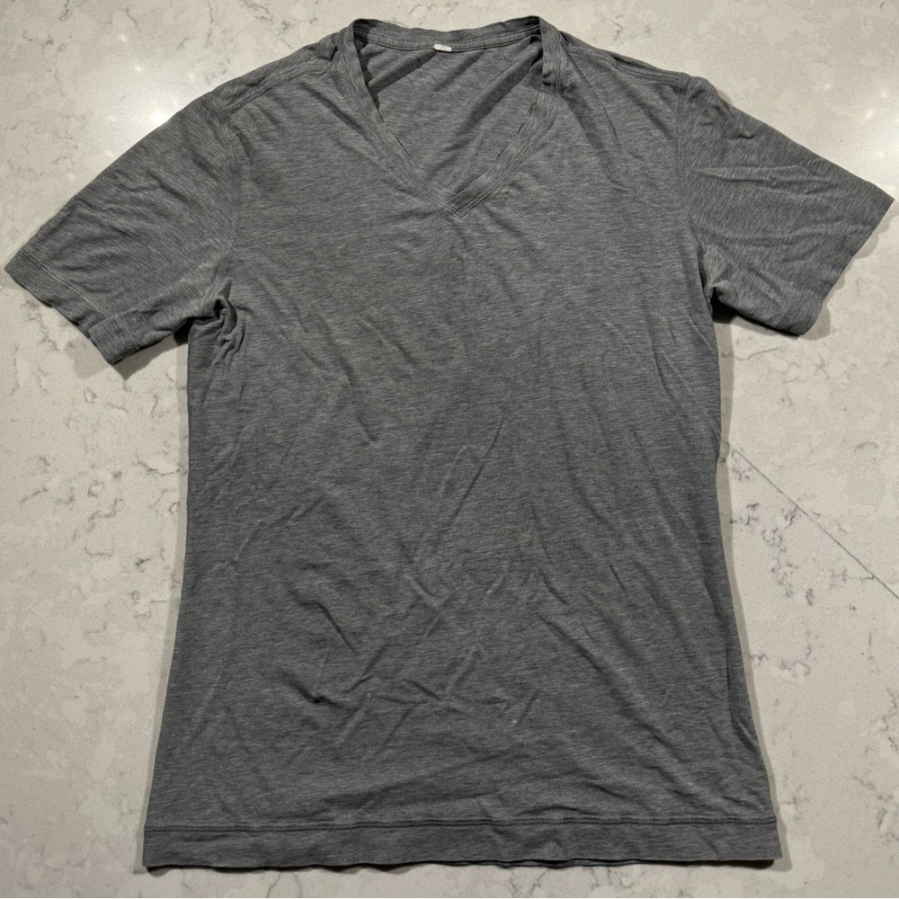 Lululemon T-Shirt Womens 8 Gray V Neck Short Sleeve Athletic Yoga Gym Casual Tee